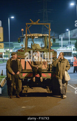 Bridgwater, UK. 27 août, 2015. Un trio d'agriculteurs les agriculteurs à la manifestation devant le centre de distribution à Bridgwater Morrisons. Crédit : Michael Scott/Alamy Live News Banque D'Images