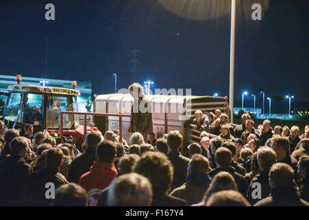 Bridgwater, UK. 27 août, 2015. James, le trou pour les agriculteurs Somerset coordonnatrice de l'action parle à des centaines d'agriculteurs qui protestaient contre le dépôt de distribution Morrisons à Bridgwater. Crédit : Michael Scott/Alamy Live News Banque D'Images