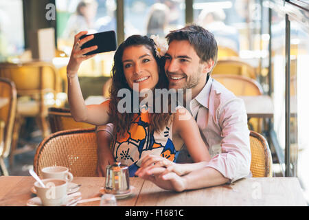 Paris, en couple in Cafe Banque D'Images