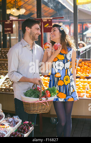 Couple shopping à Paris Banque D'Images