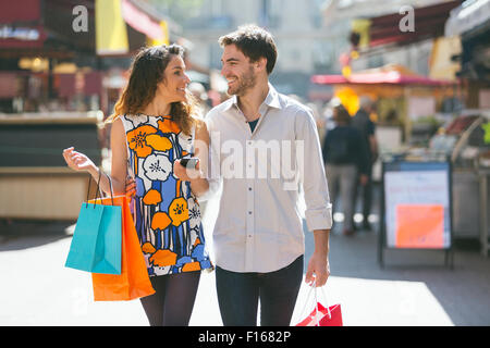 Couple shopping à Paris Banque D'Images