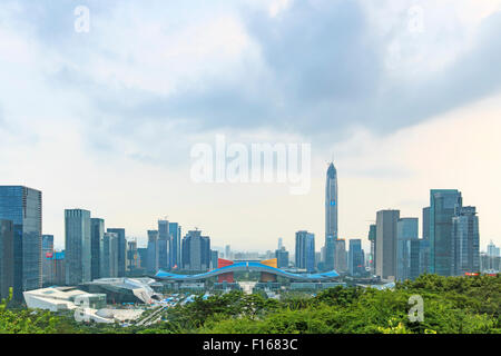 Shenzhen, Chine - Août 27,2015 : Shenzhen cityscape au coucher du soleil avec le Centre Civique et le ping sur le premier plan un CFI Banque D'Images