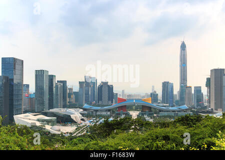 Shenzhen, Chine - Août 27,2015 : Shenzhen cityscape au coucher du soleil avec le Centre Civique et le ping sur le premier plan un CFI Banque D'Images