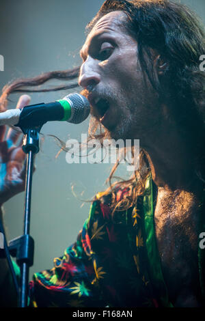 Milan Italie. 27 août 2015. L'American gypsy-punk Gogol Bordello effectue à vivre pendant la Mercati Generali 'Estathè son marché 2015" Crédit : Rodolfo Sassano/Alamy Live News Banque D'Images