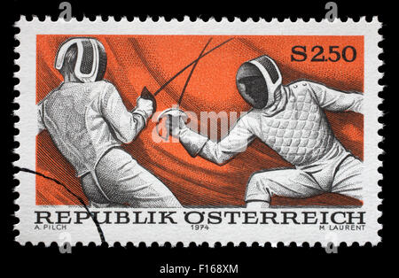 Timbres en Autriche montre l'escrime, vers 1974 Banque D'Images