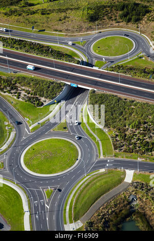 Ronds-points et d'Autoroute, Port supérieur Hobsonville, Auckland, île du Nord, Nouvelle-Zélande - vue aérienne Banque D'Images