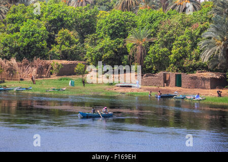 La vie à du Nil, entre Louxor et Assouan, Egypte, Afrique du Sud Banque D'Images