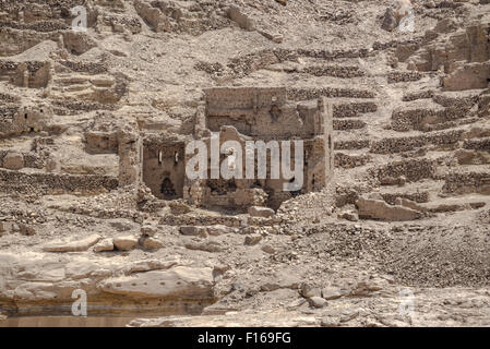 Vestiges d'un ancien bâtiment à l'eau du Nil entre Assouan et Louxor, Egypte, Afrique du Sud Banque D'Images