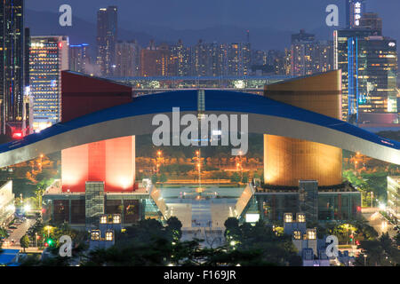 Shenzhen, Chine - Août 27,2015 : Détail de la Civic Center à Shenzhen au crépuscule Banque D'Images