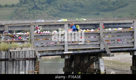 Shoreham, Sussex, UK. 28 août, 2015. L'ancien pont à péage traversant la rivière Adur à Shoreham est devenue une focul point à retenir ceux qui sont morts dans l'hôtel Shoreham Airshow disaster le week-end dernier, c'est presque une semaine après un jet Hawker Hunter s'est écrasé sur la A27 pendant une exposition dans l'hôtel Shoreham Airshow tuant 11 personnes Crédit : Simon Dack/Alamy Live News Banque D'Images