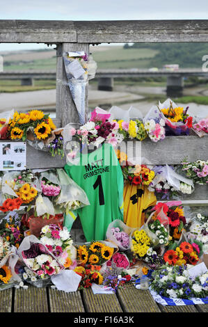 Shoreham, Sussex, UK. 28 août, 2015. Des milliers d'arrangements floraux et les messages de l'ancienne ligne de pont à péage traversant la rivière Adur à Shoreham en souvenir de ceux qui sont morts dans l'hôtel Shoreham Airshow disaster le week-end dernier, c'est presque une semaine après un jet Hawker Hunter s'est écrasé sur la A27 pendant une exposition dans l'hôtel Shoreham Airshow tuant 11 personnes Crédit : Simon Dack/Alamy Live News Banque D'Images