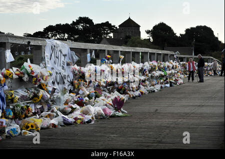 Shoreham, Sussex, UK. 28 août, 2015. Des milliers d'arrangements floraux et les messages de l'ancienne ligne de pont à péage traversant la rivière Adur à Shoreham en souvenir de ceux qui sont morts dans l'hôtel Shoreham Airshow disaster le week-end dernier, c'est presque une semaine après un jet Hawker Hunter s'est écrasé sur la A27 pendant une exposition dans l'hôtel Shoreham Airshow tuant 11 personnes Crédit : Simon Dack/Alamy Live News Banque D'Images