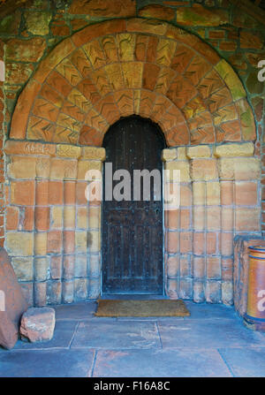 Arqué étroit porte de St Cuthbert's, dans le village de Grand Salkeld, Cumbria, Angleterre, Royaume-Uni Banque D'Images