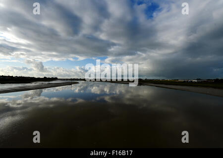 Shoreham, Sussex, UK. 28 août, 2015. La scène paisible sur la rivière Adur tôt ce matin par l'aéroport de la ville de Brighton Banque D'Images