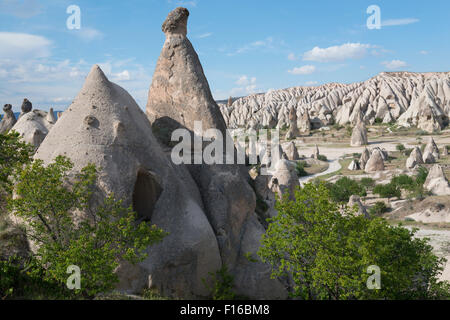 Formations rocheuses dans les vallées autour de Göreme. Parc national de Göreme. La Cappadoce. La Turquie. Banque D'Images