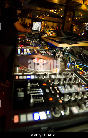 Berlin, Allemagne. Août 27, 2015. Nadav Neeman DJ from Tel Aviv joue de la musique pendant la partie event 'Charles & Alma' au Prince Charles Club, à Berlin, Allemagne, 27 août 2015. Tel Aviv et Berlin a fêté 50 ans de German-Israeli relations avec une partie commune de cause dans les deux villes. PHOTO : THALIA ENGEL/dpa/Alamy Live News Banque D'Images