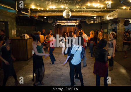 Berlin, Allemagne. Août 27, 2015. Les gens dansent au cours de la partie 'événement Charles & Alma' au Prince Charles Club, à Berlin, Allemagne, 27 août 2015. Tel Aviv et Berlin a fêté 50 ans de German-Israeli relations avec une partie commune de cause dans les deux villes. PHOTO : THALIA ENGEL/dpa/Alamy Live News Banque D'Images