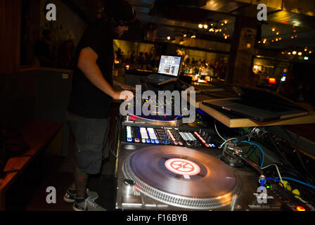 Berlin, Allemagne. Août 27, 2015. Nadav Neeman DJ from Tel Aviv joue de la musique pendant la partie event 'Charles & Alma' au Prince Charles Club, à Berlin, Allemagne, 27 août 2015. Tel Aviv et Berlin a fêté 50 ans de German-Israeli relations avec une partie commune de cause dans les deux villes. PHOTO : THALIA ENGEL/dpa/Alamy Live News Banque D'Images