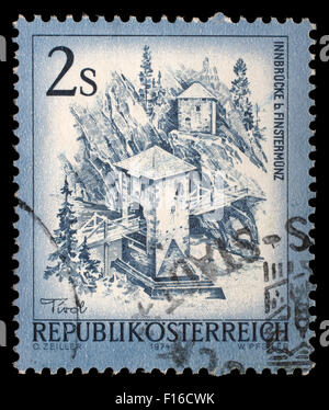 Timbres en Autriche montre Innbrucke Finstermunz, à partir de la série "sites en Autriche", vers 1974 Banque D'Images