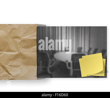 Sticky note vierge sur fond de papier enveloppe froissée comme concept Banque D'Images