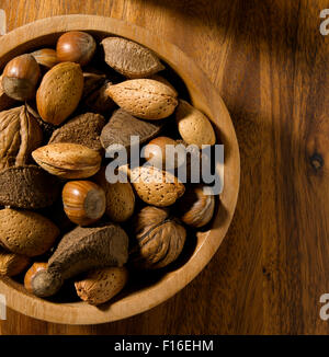 Noix mélangées dans un bol Banque D'Images