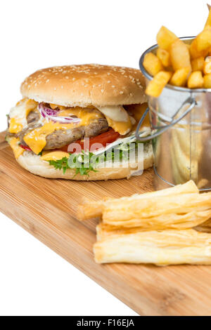 Hamburger et des frites dans la benne servant sur planche de bois Banque D'Images