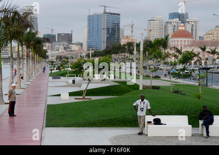 ANGOLA Luanda, la promenade en front de mer, en raison de revenus du pétrole et les exportations de diamants un boom de la construction est vu partout et les prix de l'immobilier est extrêmement élevé. Banque D'Images