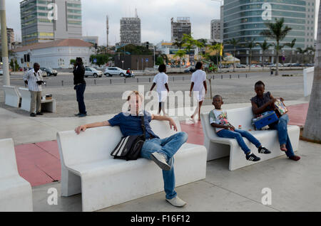 ANGOLA Luanda, la promenade en front de mer, en raison de revenus du pétrole et les exportations de diamants un boom de la construction est vu partout et les prix de l'immobilier est extrêmement élevé. Banque D'Images