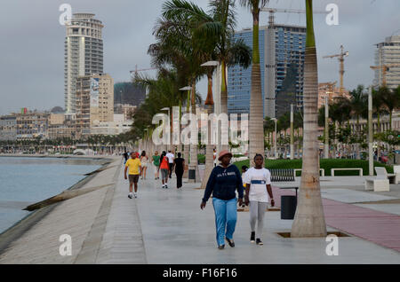 ANGOLA Luanda, la promenade en front de mer, en raison de revenus du pétrole et les exportations de diamants un boom de la construction est vu partout et les prix de l'immobilier est extrêmement élevé. Banque D'Images