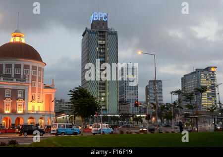 ANGOLA Luanda, la Banque nationale (à gauche) et l'immeuble de bureaux de Sonangol, la compagnie pétrolière nationale (à droite) à la promenade de la mer, en raison de revenus du pétrole et les exportations de diamants un boom de la construction est considérée everwhere et les prix de l'immobilier est extrêmement élevé. Banque D'Images