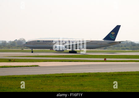 Saudi Arabian Airlines Boeing 777 qui a décollé de l'aéroport de Manchester. Banque D'Images