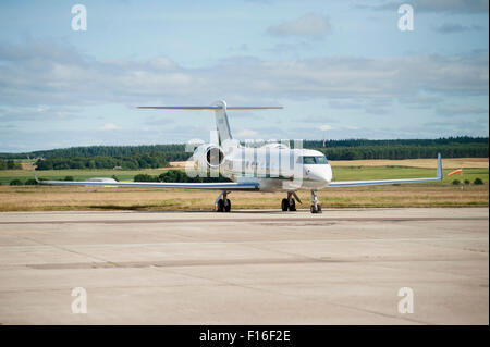 Gulfstream Aerospace Gulfstream G-IV IV-SP (N225EE) stationné à l'aéroport d'Inverness, en Écosse. Banque D'Images