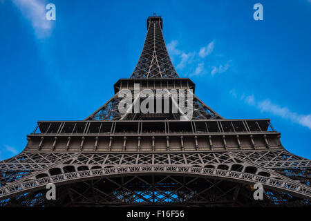 Tout droit terrain vue sur la Tour Eiffel. Banque D'Images