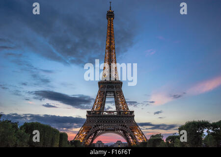 Rez droite vue de la Tour Eiffel au coucher du soleil. Banque D'Images