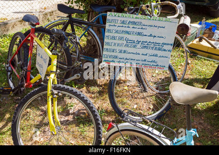 Les vélos disponibles à la vente à brocante en Charente Maritime, sud ouest France Banque D'Images