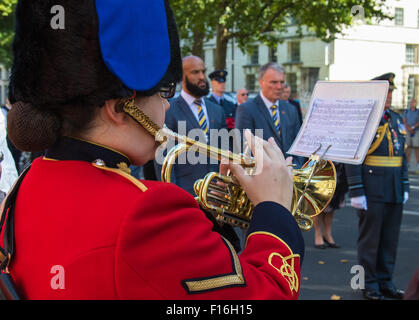 Whitehall, Londres, Royaume-Uni. 28 août, 2015. Six des couronnes sont déposées au cénotaphe par des représentants des Forces armées, la RFL, le groupe parlementaire de la ligue de rugby et finalistes de la coupe Défi Ladbrokes Hull Kingston Rovers et Leeds Rhinos, l'avant de la Ladbrokes Challenge Cup samedi dernier à Wembley. Sur la photo : un clairon Dernier Post que la cérémonie commence. Crédit : Paul Davey/Alamy Live News Banque D'Images