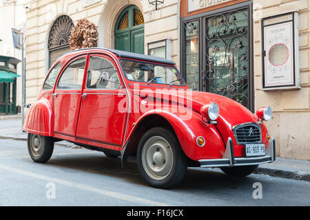 Rome, Italie - 9 août 2015 : Red oltimer Citroen 2CV6 Special car est garé sur le bord de la ville Banque D'Images