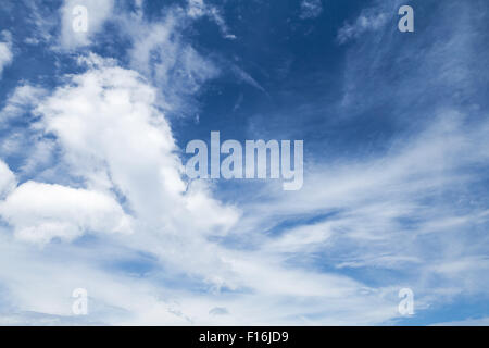 Cumulus, Cirrus et altocumulus. Ciel bleu avec différents types de nuages, le fond photo Banque D'Images