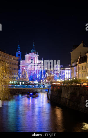 Décorées Ljubljana pour le Nouvel An vacances, panoramaPanorama de Saint François l'église et de la place Preseren, décorée pour Noël Banque D'Images