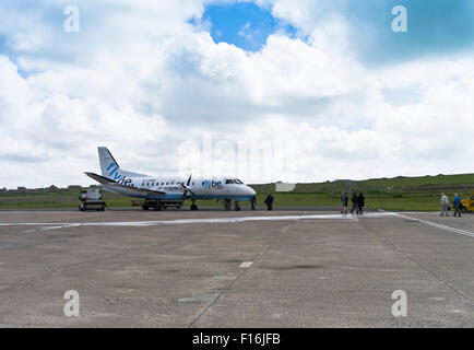L'aéroport de KIRKWALL ORKNEY Kirkwall dh passagers flybe loganair saab 340b avion avion l'embarquement des personnes