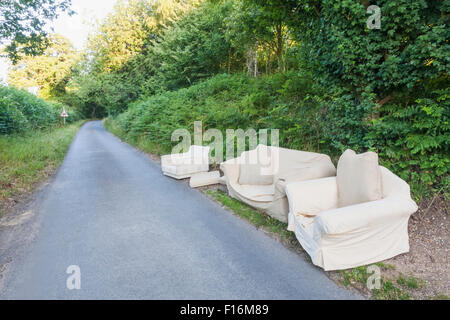 L'Angleterre, Hertfordshire, Fly-tipping sur petite route de campagne Banque D'Images