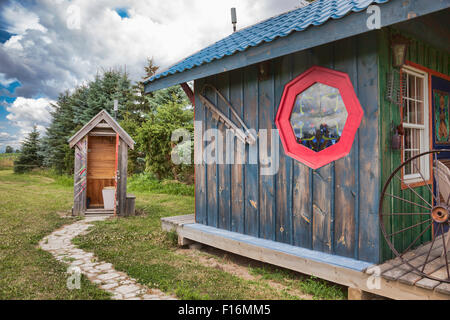 Outhouse au magasin de vente Grange fabriquées au Mexique, comme l'argile de l'élément en pots ; cheminée décor de mur. Banque D'Images