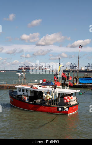 Les bateaux de pêche du Port de Harwich Essex Felixstowe Port de conteneurs du lointain Grues Banque D'Images