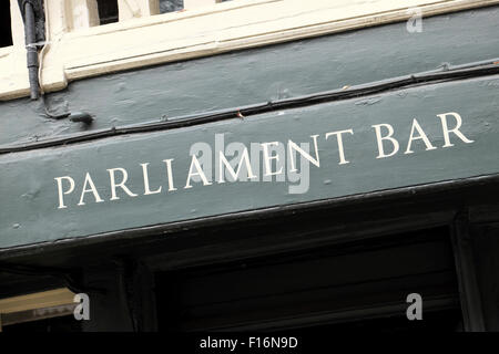 Affiche du Parliament Bar au George Inn près de Borough Market à Southwark, sud de Londres Angleterre Grande-Bretagne KATHY DEWITT Banque D'Images