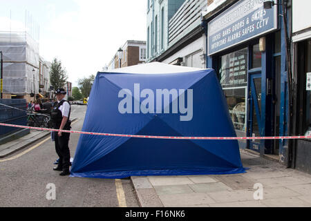 Notting Hill, Londres, Royaume-Uni. 28 août, 2015. Les services de police et d'urgence boucler Talbot Road qui s'étend sur Portobello road à Notting Hill à la suite d'un grave accident mortel : Crédit amer ghazzal/Alamy Live News Banque D'Images