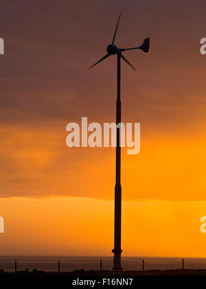 Éolienne dh UK Sunset éolienne aérogénérateur silhouette uk Banque D'Images