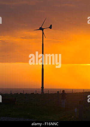 Éolienne dh UK Sunset éolienne aérogénérateur silhouette uk Banque D'Images