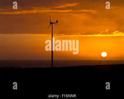 dh VENT TURBINE UK coucher de soleil vent silhouette vent turbine uk ciel soleil set Banque D'Images