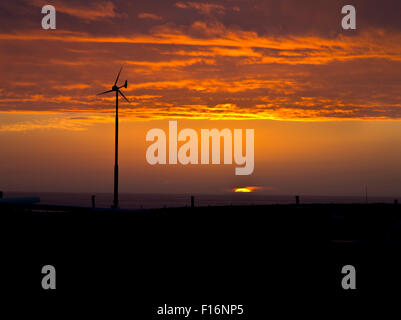 Éolienne dh UK Coucher de soleil silhouette éolienne aérogénérateur uk Banque D'Images