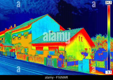 Thermovision infrarouge image montrant l'absence d'isolation thermique sur House Banque D'Images